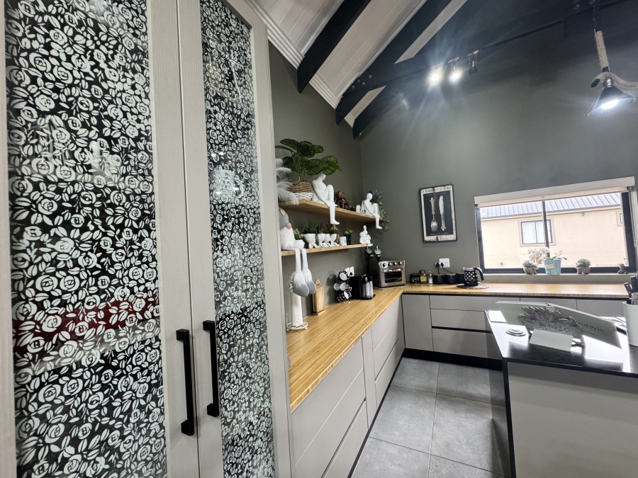 4 Bedroom Property for Sale in Outeniquasbosch Western Cape